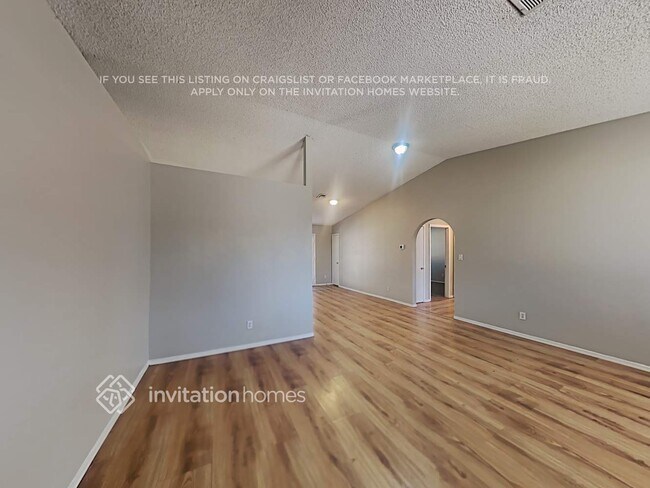 Building Photo - 10322 W Calle Del Oro