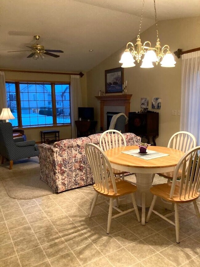 Building Photo - 4 Bedroom Twin Home