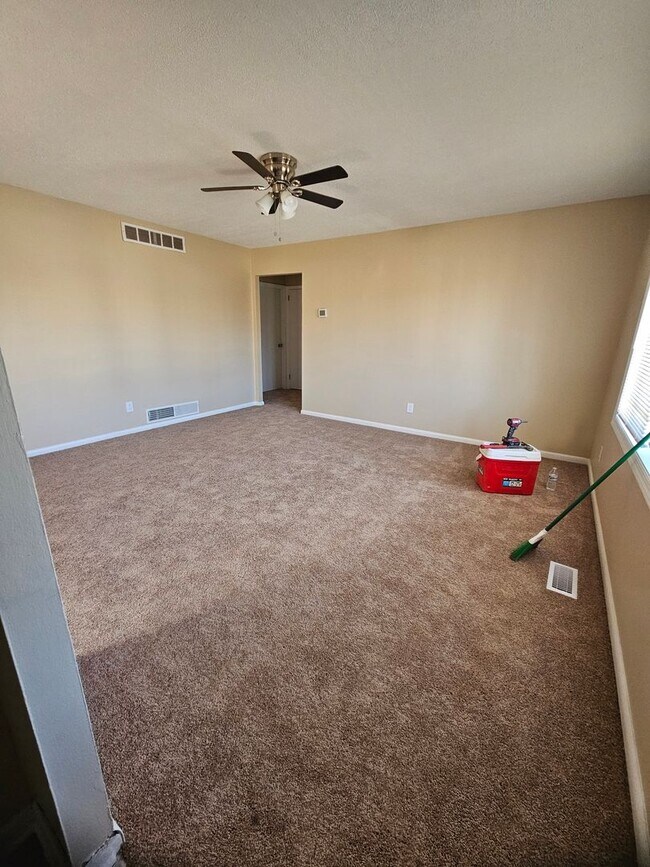 Building Photo - Delightful 4 bedroom 1.5 bath ranch home f...