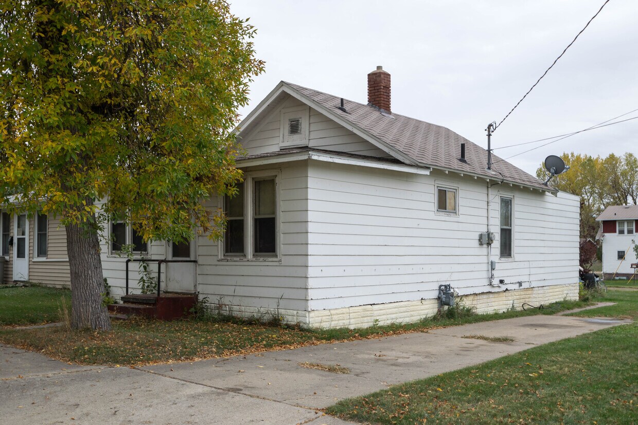 Primary Photo - 1216 House in Northeast Minot! Pet Friendly!