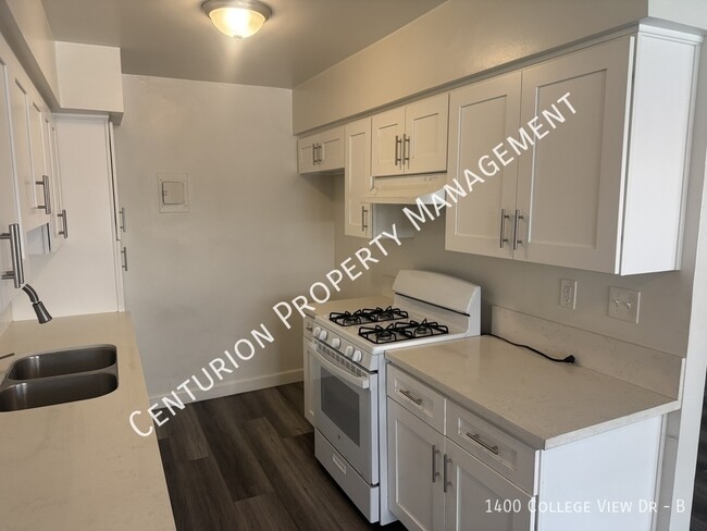 Building Photo - 1400 College View Dr
