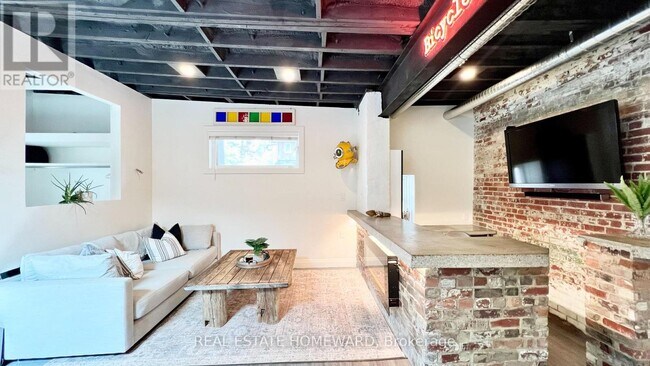 Photo du bâtiment - 1233 Dundas St E