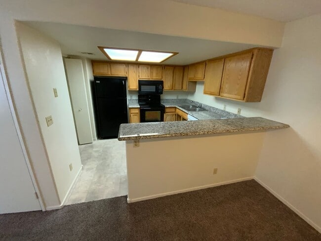 Building Photo - BEAUTIFUL CORNER UNIT CONDO!