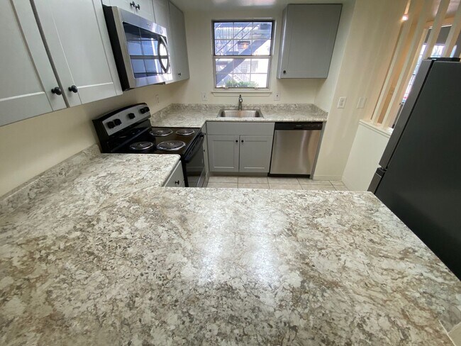 Foto del edificio - BEAUTIFUL 2 BEDROOM 1.5 BATHROOM CONDO