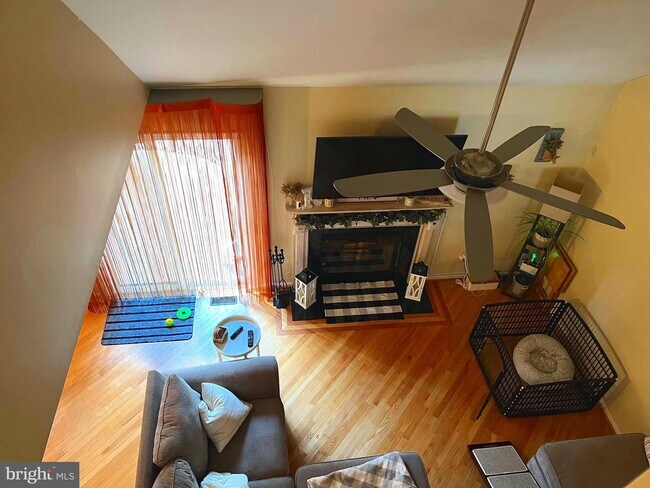 Foto del edificio - 348 Basswood Cir