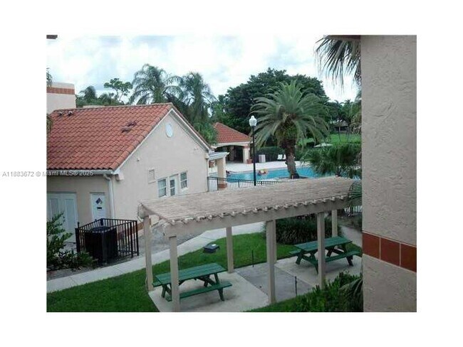 Foto del edificio - 3350 Pinewalk Dr N