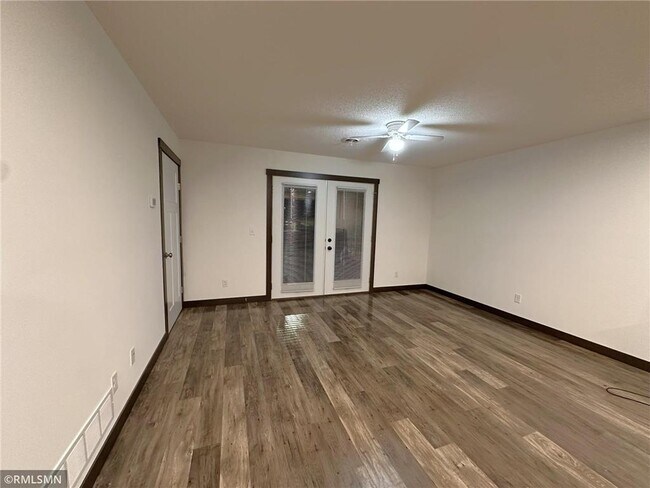 Foto del edificio - 360 N Knowles Ave