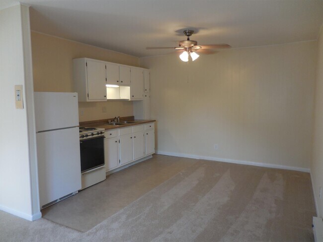 Building Photo - 301 Strawberry Ln