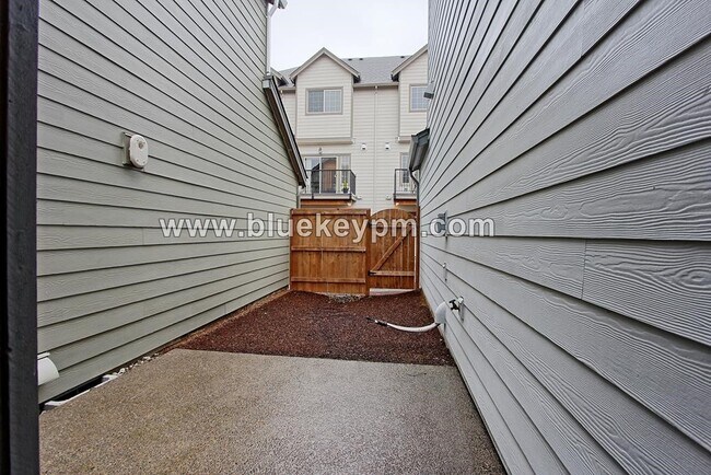 Foto del edificio - 4 Bed  3 Bath Home in Bethany Across From ...