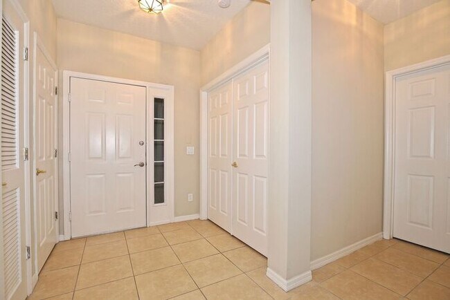 Foto del edificio - Beautiful 2/2 Spacious Condo in the Gated ...