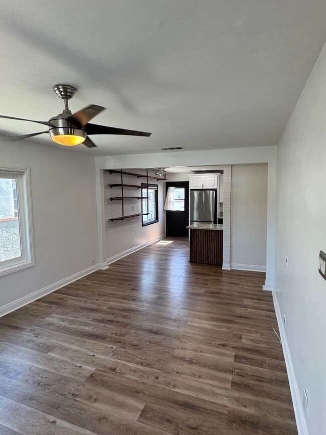 Building Photo - Bright Carson Front House Duplex with Modern Finishes