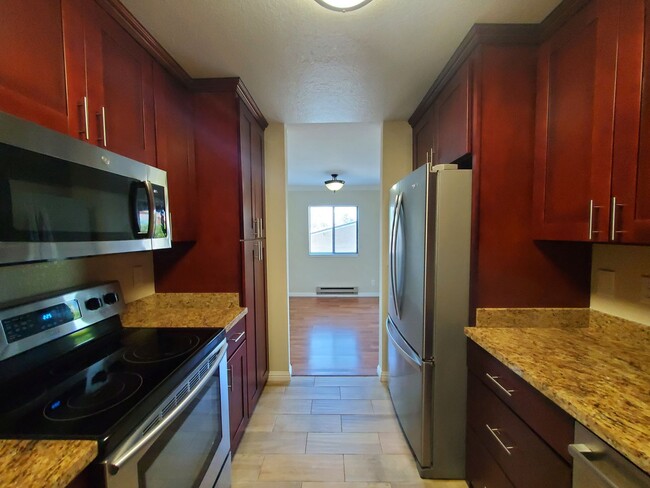 Building Photo - Spacious 2 bedroom 2 bath condo with perfect floor plan