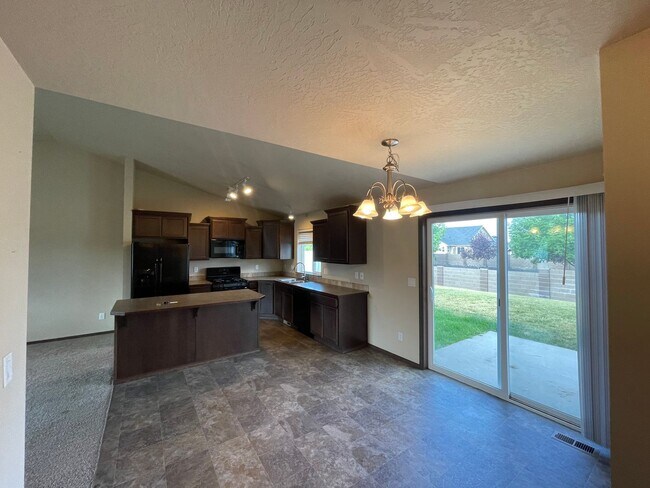 Building Photo - 4 bedroom/2.5 bath Rathdrum Home with RV/B...