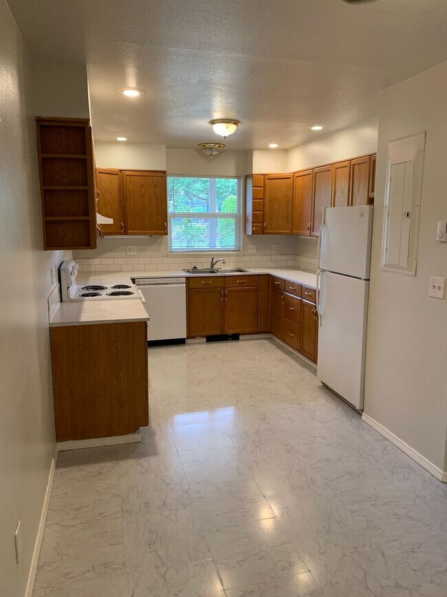 Foto del edificio - Comfy 4 Bedroom, 2 Bath Duplex!