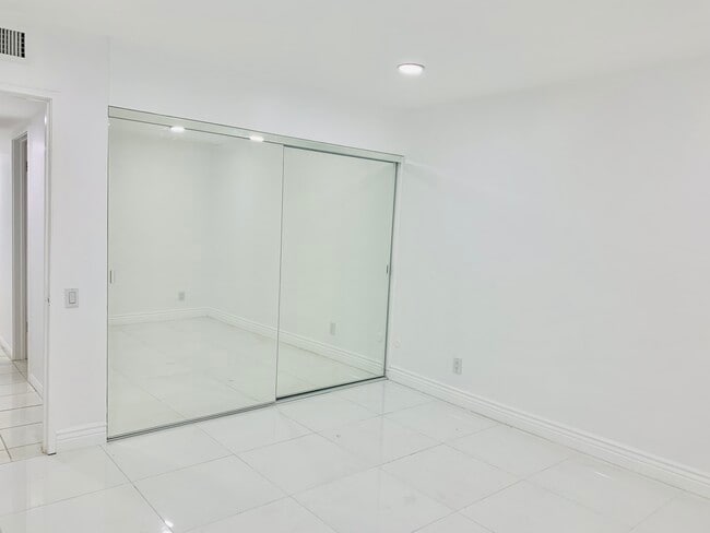 Foto del edificio - 5301 Balboa Blvd