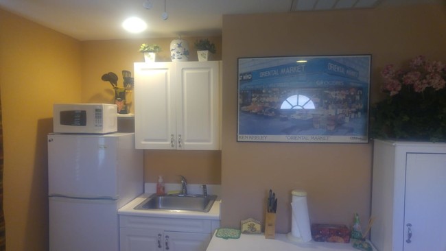 kitchenette, bdrm, bathrm - 502 E Sagebrush St