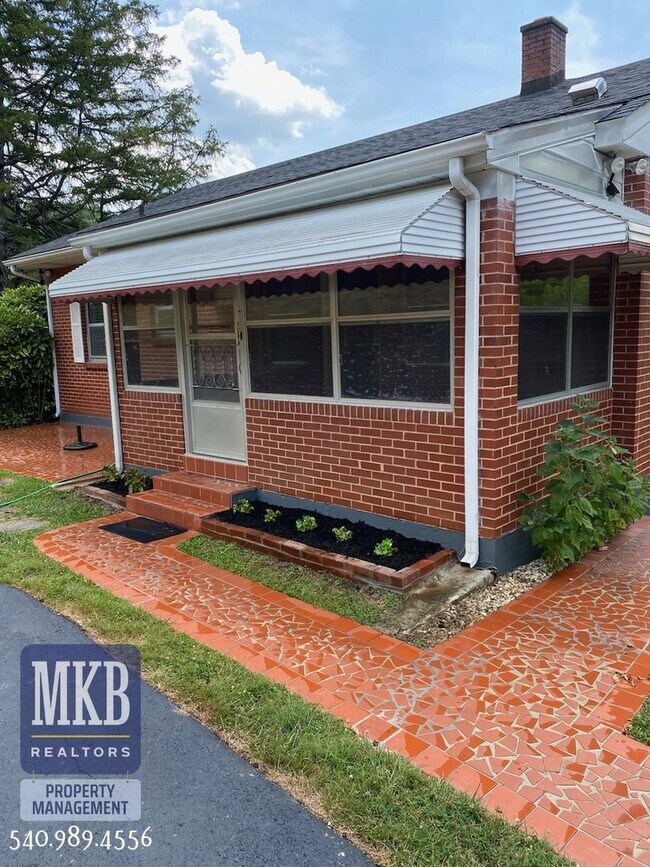 Foto del edificio - 6099 Franklin Rd