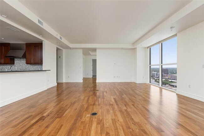 Foto del edificio - 98 San Jacinto Blvd