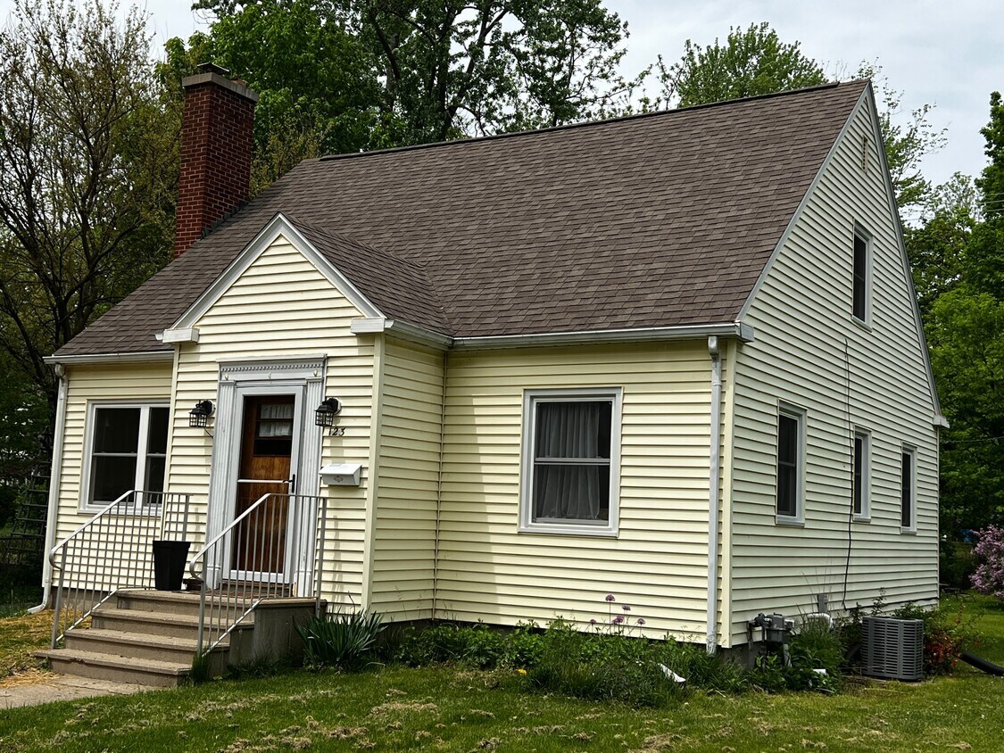 Primary Photo - 123 E Riverside St