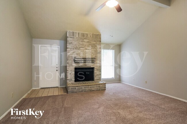 Building Photo - 2118 Knollbrook Ln