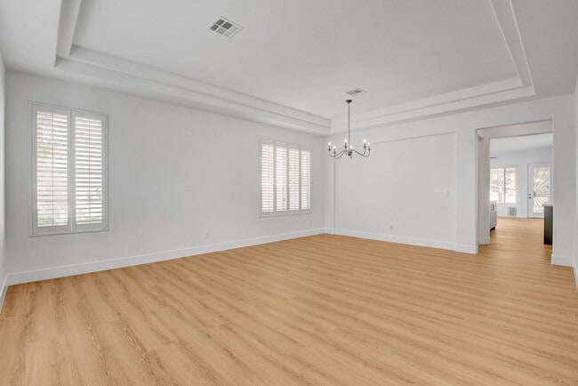 Building Photo - Popular Seven Hills Area, 1-Story, Complet...