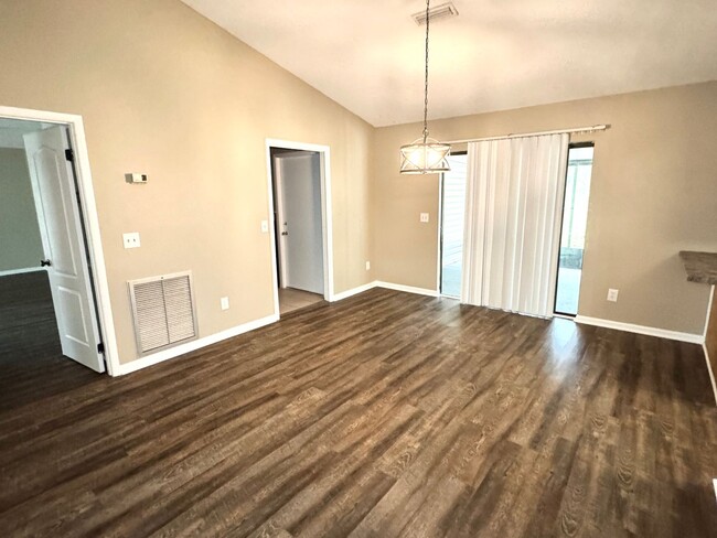 Building Photo - 601 Iroquios