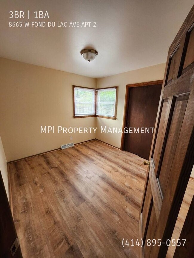 Foto del edificio - 8665 W Fond du Lac Ave