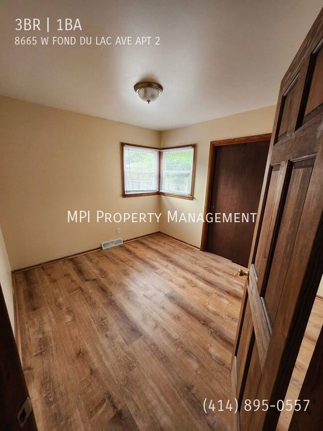 Foto del edificio - 8665 W Fond du Lac Ave
