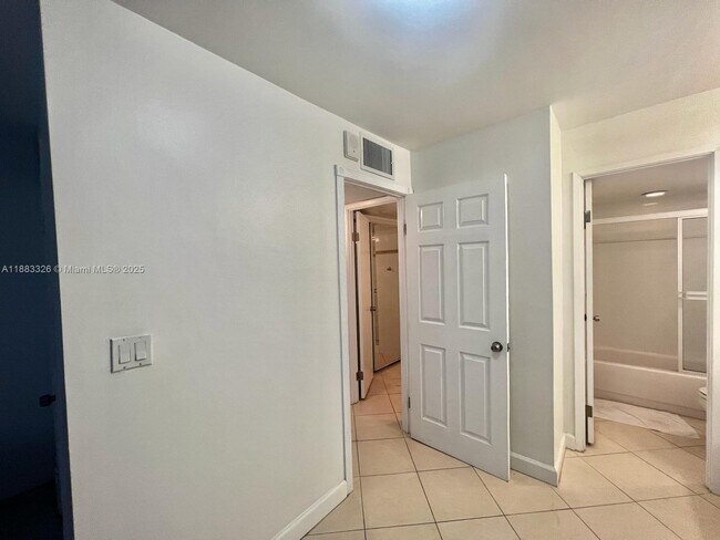 Foto del edificio - 7135 Collins Ave