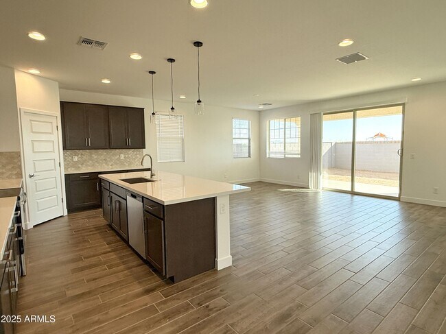 Foto del edificio - 10203 W Crittenden Ln