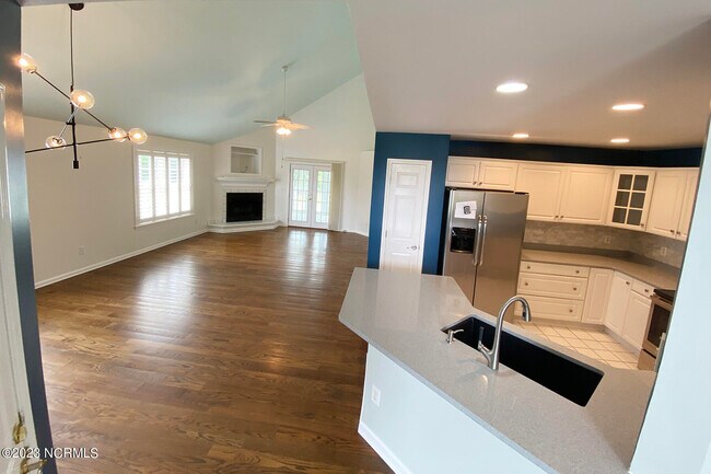 Building Photo - 738 Tiara Dr