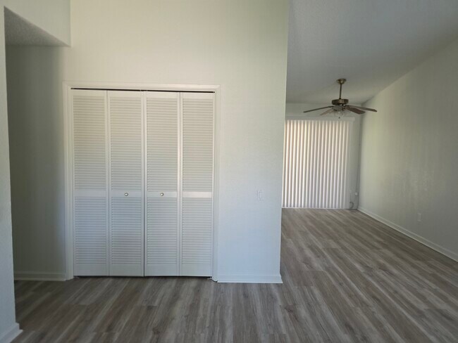 Foto del edificio - 4900 Earlcort Cir