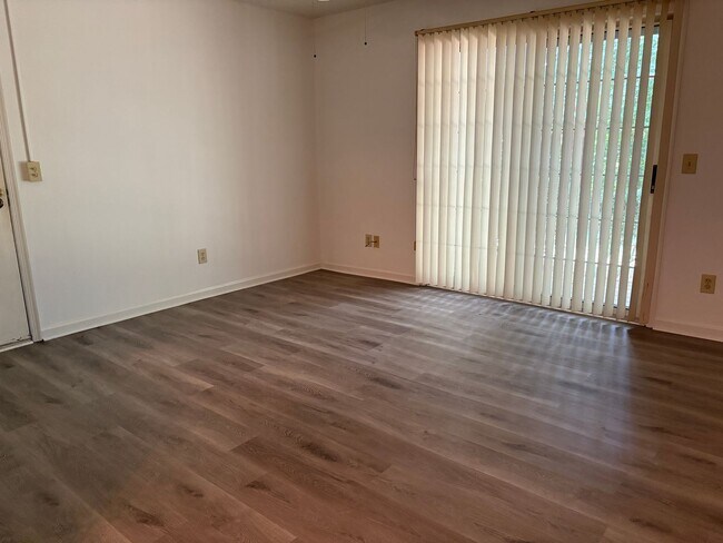 Building Photo - 2 Bedroom, 1 Bathroom Condo in Greensboro!
