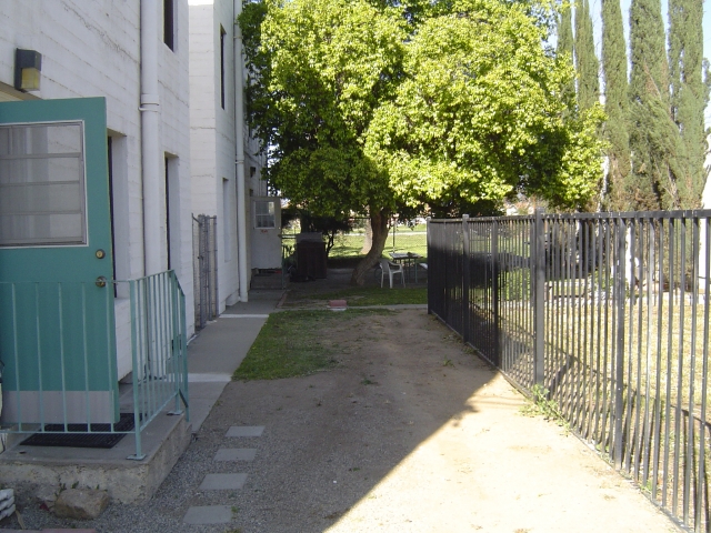 Building Photo - Raincross Apartments