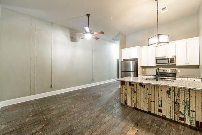 Building Photo - Downtown Charm: Spacious 1BR Apartment in ...