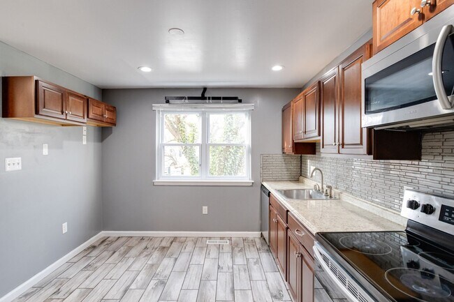 Foto del edificio - 3 Bedroom End of Group Townhome in Parkvil...