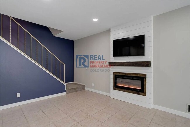 Building Photo - 3355 S Flower St