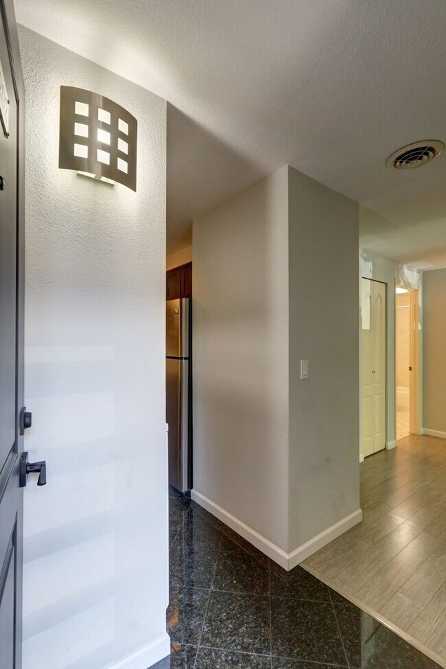 Foto del edificio - Downtown Bellevue 2BR 1BA Condo-Just Block...