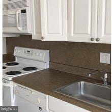 Building Photo - 407 S 10th St