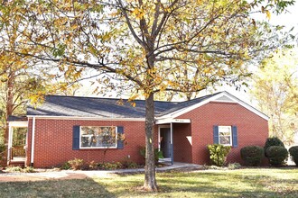 Building Photo - 320 W Stewart Ave