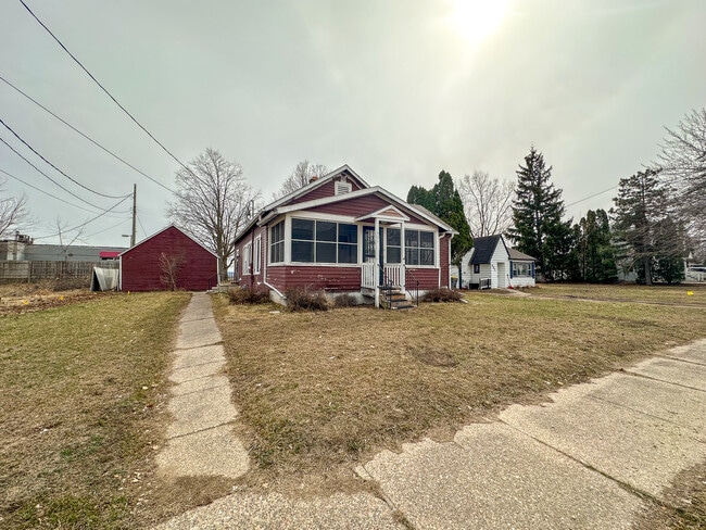 Building Photo - 401 S Oak St