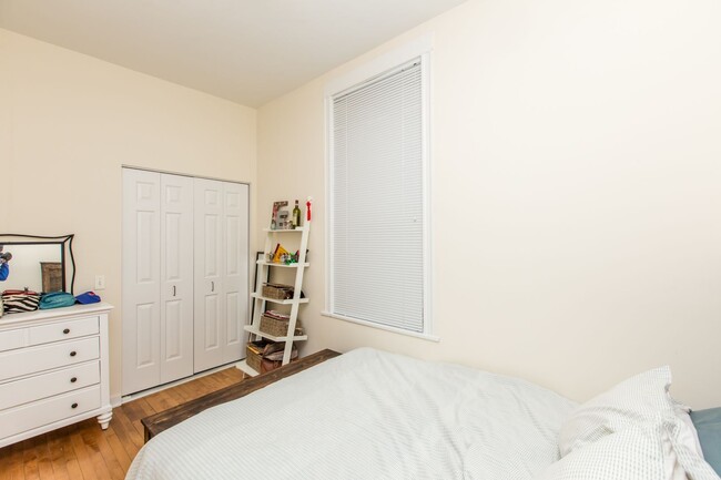 Building Photo - 2Bed/1Bath in Wicker Park with beautiful k...