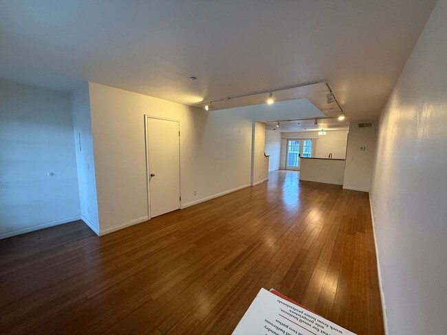 Building Photo - 1090 University Ave