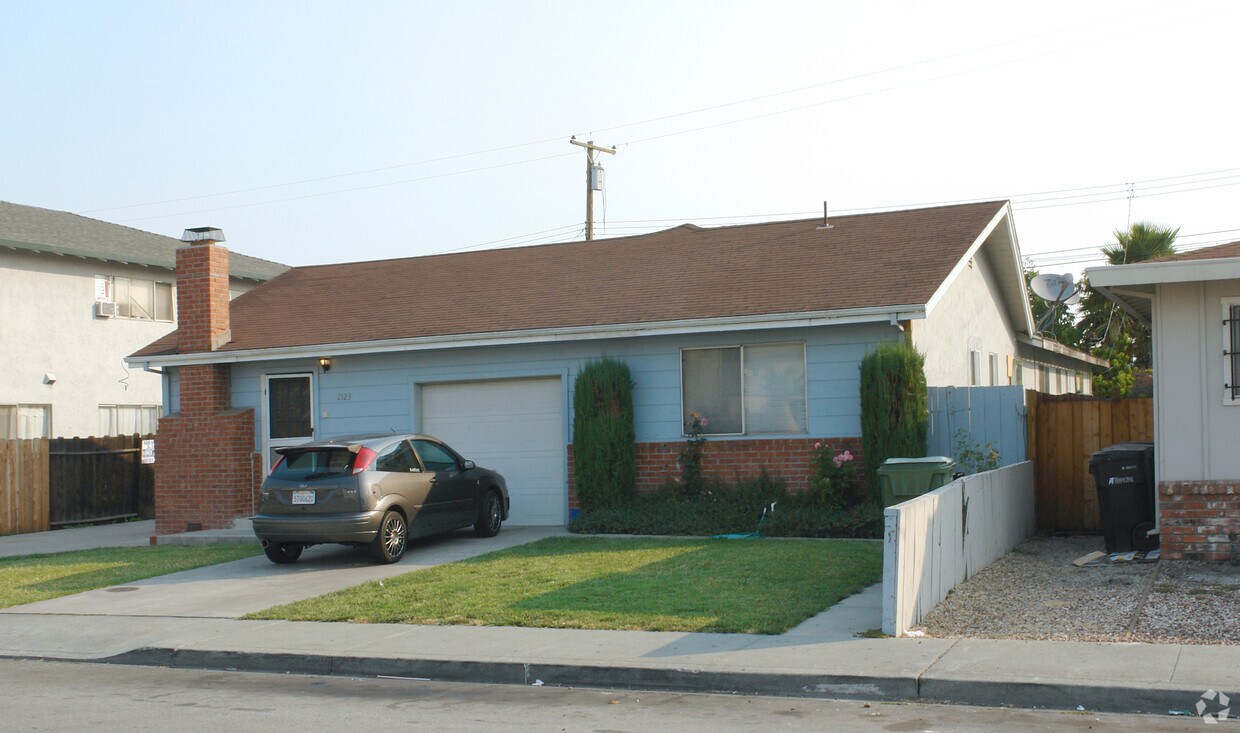 Building Photo - 2123 Main St