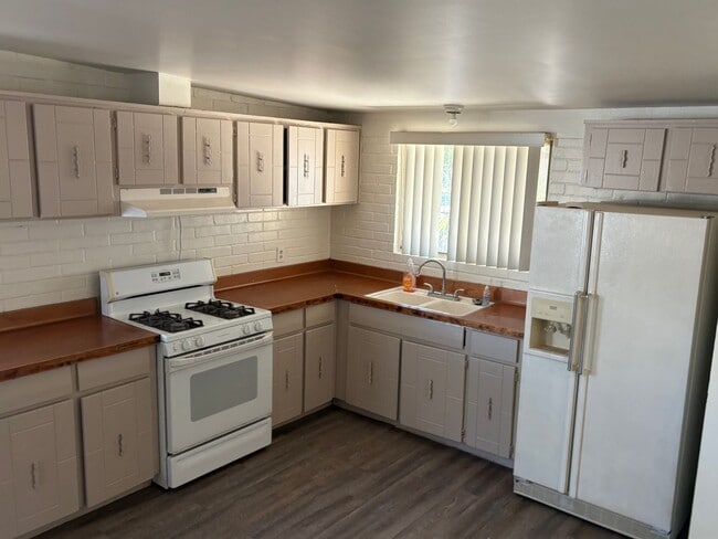 Building Photo - Classic Eastside 3/2 SFR