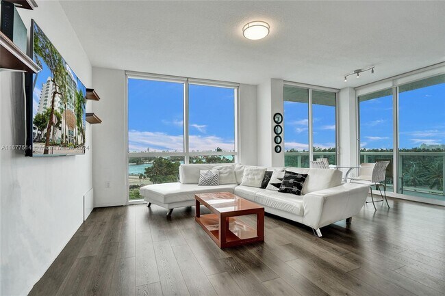 Foto del edificio - 7900 Harbor Island Dr