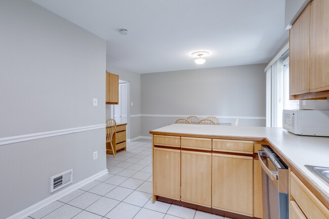 Building Photo - 4685 Forestdale Dr