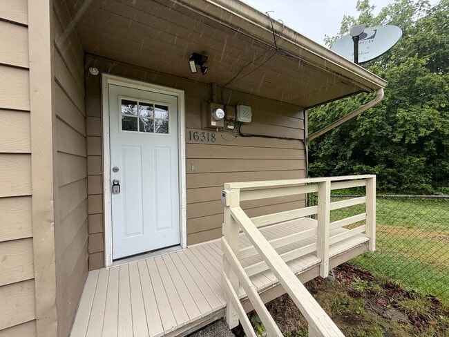 Building Photo - Spacious 3 bed 1 bath Edmonds Home on Large Private Lot! $2850/mo.