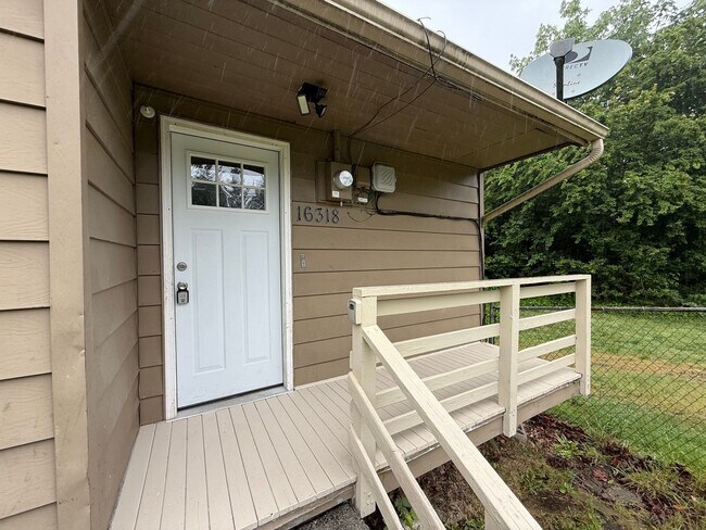 Foto del edificio - Spacious 3 bed 1 bath Edmonds Home on Large Private Lot! $2850/mo.