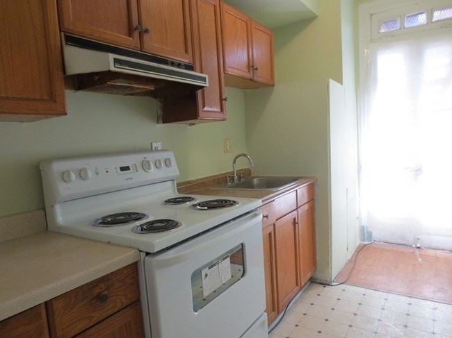  - 37 E 21st St